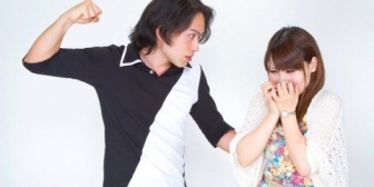 付き合って半年ぐらいはさわやかで優しくて頼りになる好青年だったのに、だんだん私を殴るようになった。そんな彼の最後のメールは「会ってくれないと俺の母をさす」
