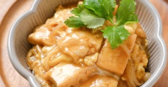 タンパク質たっぷり！むね肉と厚揚げの卵とじ丼【#簡単 #時短 #ランチ #クレハタイアップ #PR】