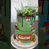 『レゴとジュラシックとライトセーバーにインスパイアされたケーキがおいしそうだけど食べるのもったいない』の画像