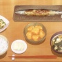 【画像】いつも朝食はパンだったお母さん、珍しく気合を入れて麦飯を炊いて焼き鮭をつけた和風朝ごはんをキメる　→　子供に◯◯を見せられて、むせび泣く…