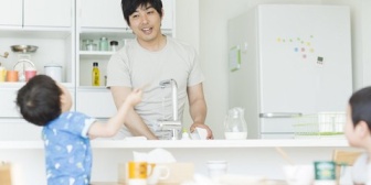 【家で何してるの？】風呂掃除→炊いて→10分で飯食い→子供風呂入れ→寝支度。これワイの毎日。専業嫁は一体何やっての？