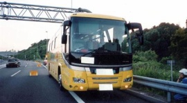 時速80キロのバスで運転手が急死、異変に気付いた乗客3人が連係プレーでバスを止め大惨事を未然に防ぐ…東名阪自動車道