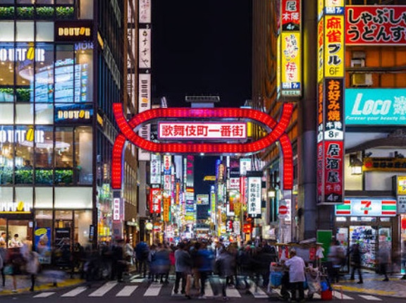 歌舞伎町に２万円配りまくっている謎の外国人がいると話題に