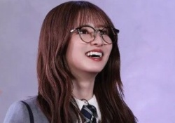 【画像】菅原咲月、新アー写+チラりと見える太ももが最高すぎる
