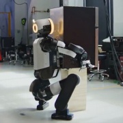 ボストン・ダイナミクスの人型ロボット「Atlas」が冷蔵庫を持ち上げて運ぶ動画が公開！