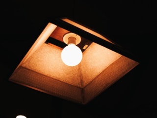 ぼく「もう寝るから電気消すよ」 嫁「夕方にして！」