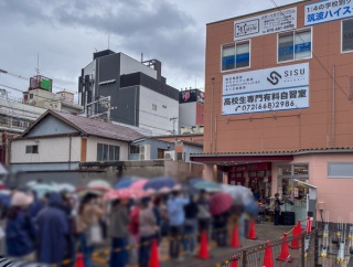 高槻センター街に「たこ一 高槻駅前店」がオープンしてる。雨でも1時間待ちの行列