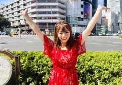 原色が似合う！ 北野日奈子、元気になれるグラビアがコチラｗｗｗ