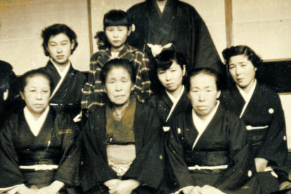 喪服を通じ 子どもに命の大切さを 着物えり正 家紋 女紋２ あなたが先祖から受け継ぐ 紋 が付くから 着物だけがあなたの礼装です