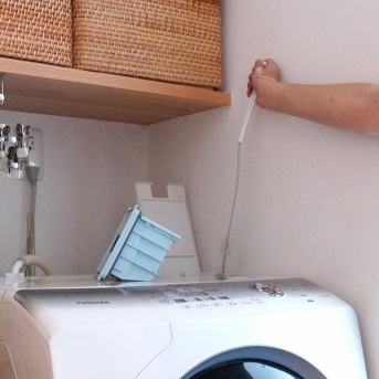 洗濯機乾燥機の効きが悪い？手が届かない奥のホコリを掃除ブラシで取ってスッキリ解決