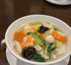 優しいスープが絶品 千歳烏山「広味坊」の八宝菜麺