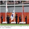 【ﾌｧﾝｻﾏﾘｨ】アジア大会サッカー表彰式でトラブル…　優勝の韓国の国旗掲揚されず　韓国の旗だけ下がったまま国歌　応援団ブーイング、選手は困惑