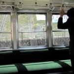 信じられないかも知れないけど昔は電車の窓開いたんだぜ？