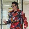 日ハム新庄監督、グラブ40個使用のド派手衣装に「すごいでしょう、これ」とご満悦