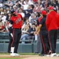 【ﾌｧﾝｻﾏﾘｨ】MLB ホ軍 村上宗隆、「右太もも裏の張り」で緊急交代！　併殺阻止へ激走後に患部を押さえて退く …場内どよめき