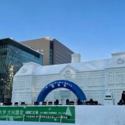 雪まつりの雪像と札幌市時計台