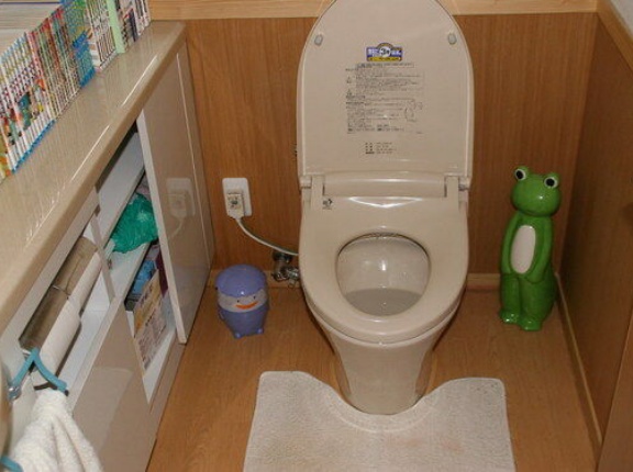 海外「日本の夏はトイレの個室が暑すぎる！みんなはどう対処してる？」トイレの暑さ問題に対する海外の反応