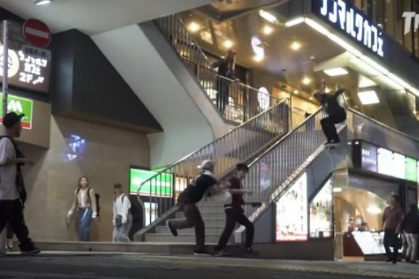 外国人スケートボーダーが渋谷で超危険行為 日本人大激怒 海外の反応 海外反応 I Love Japan