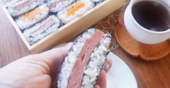 【夏休みごはんの救世主】豆腐パックで簡単おにぎらず！手も汚れず見栄えも◎【動画あり】