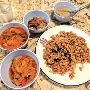 ２食め　タイ郷土料理盛り合わせの「ＬＡＲＢ」（湯島）で南の「クアクリン」と空芯菜の「ゲーンテーポー」＆「ガパオ・ムー」