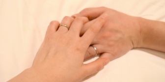 眠るとき、妻はどうしてわざわざ私の足を自分の足で挟むのだろうか。