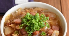 新玉ねぎとウインナーのおかか炒め丼