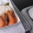 とある飛行機にて、乗務員「機内食は鶏と蛇どちらにしますか？」 X民「蛇でお願いします」 → とんでもない物が出てきて12万いいねｗｗｗｗｗ