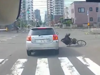 【動画】女子高生、信号無視して車にはねられる　運転手はちょっと声かけて立ち去る