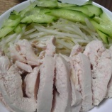 『花椒を効かせたタレで食べる蒸し鶏』の画像