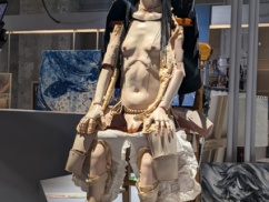 帝国ホテルで開催された現代アート展、あまりにも凄まじい展示内容に批判が殺到するも主催の反応が斜め上すぎて……