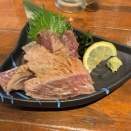 まぐろ頬肉炙り刺し、金賞の手羽先！さかな酒場魚星