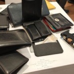 【狂気】『財布を丸ごと公共の台の上に置いておいて戻ってきた時盗られてなければ勝ちゲーム』めちゃくちゃ盛り上がるｗｗｗｗｗ