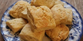 有名なカフェのスコーンにクロテッドクリームがついてこなかった。品切れかもしれないけど一言あっていいんじゃないの？