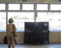 『江古田駅にピアノがやってきた　練馬駅にホームドアが姿を見せた　東急電鉄5118編成が戻ってきた』の画像