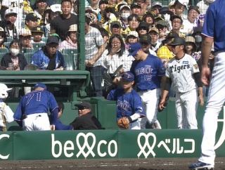 中日・福永、かなりの勢いでカメラマン席に飛び込む…　審判がすぐに担架を要請