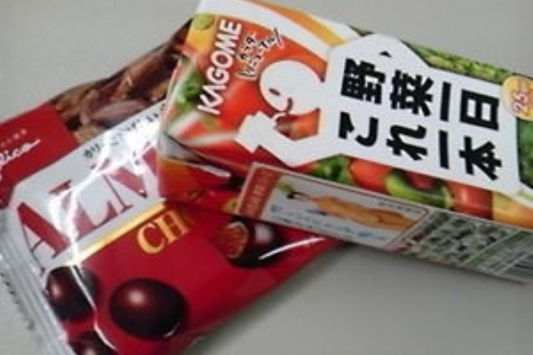 グリコアーモンドチョコレートと野菜ジュース 永遠でなければ全ては幻覚だ