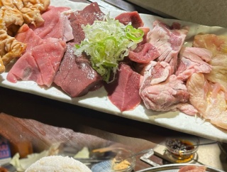 【蕨】七輪炭火焼きの大衆焼肉店「ホルモン 雑」で新鮮ホルモンを堪能