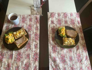 帰宅して昼ご飯　妻手作りのサンドウィッチ　ひるおび見ながら