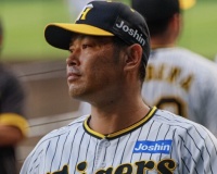 引退を表明してる原口文仁、9回表にキャッチャーとして守備位置に！！！ただし岩貞四球