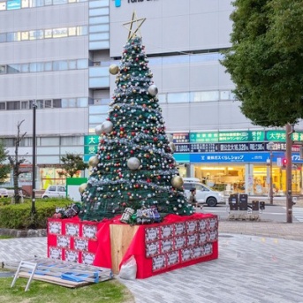 小牧駅前に大きなツリーが出現。明日12/1(日)から小牧駅周辺イルミネーションがスタート！
