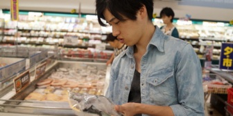 店で商品を見比べていたら、横から誰かが割り込んで、一歩下がったら自分の前にしゃがんでじっくり商品を選び始めた…