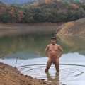 ダム湖の畔