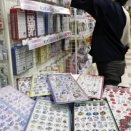 【画像】大ブーム！！「ボンボンドロップシール」が小中学生女子の間で人気爆発、発売から１年半で１千万枚突破！！