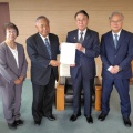 市政アンケート要望書を市長に提出