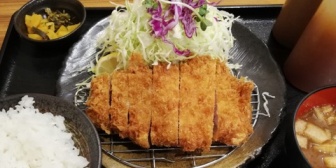 「ごちそうさまー」と会計しようとすると、「ちょっと！」と呼び止められた。店主は「キャベツが残ってますよ」と言った。