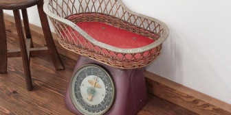 夫の祖母から借りた代々使っている赤ちゃん用の古い体重計を父が捨ててしまった…さすがに本当のことが言えず嘘を付くことに…