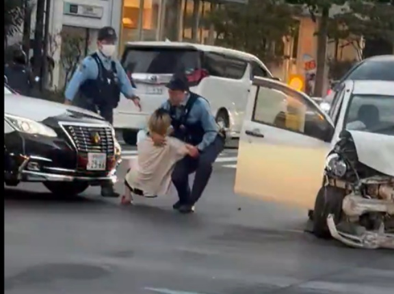 コリアンタウンで「ポルシェvs軽自動車」の事故が発生！軽は大破するもポルシェはほぼ無傷…