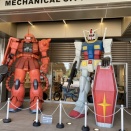 稲城長沼駅でニュータイプと赤い彗星？　in　東京都稲城市