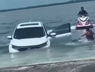 ボートを下ろすはずが車が先に沈む、スロープの失敗集「1人目、自分の車に自分で轢かれかけてる」【海外の反応】