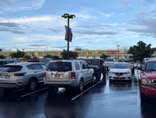 ワイコロアビレッジの新しい方のショッピングセンターに来ました。　ここに美味しいスマッシュバーガーのお店ができているという情報をキャッチしましたが・・・どうでしょうか？。